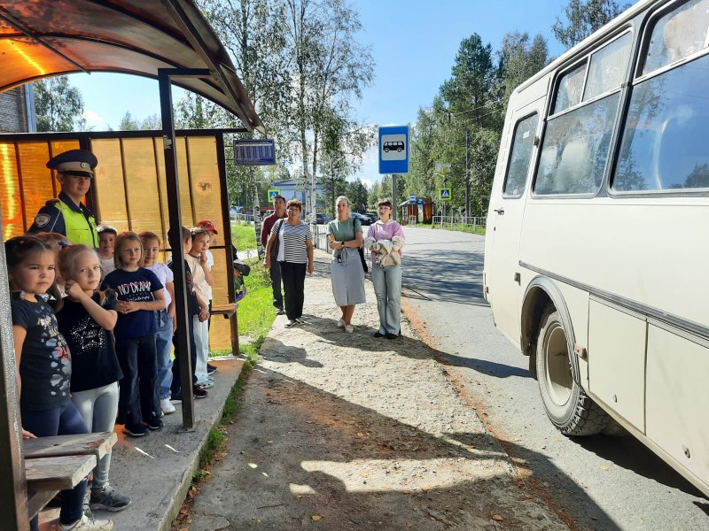 Общественники Северо-Енисейского района вместе с сотрудниками ГИБДД, родителями и их детьми изучили индивидуальный маршрут будущих первоклассников