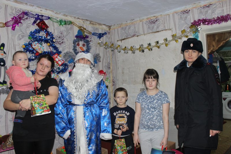 Полицейский Дед Мороз приходит в семьи Енисейска
