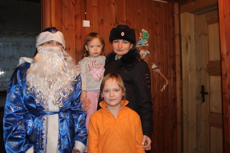 Полицейский Дед Мороз приходит в семьи Енисейска